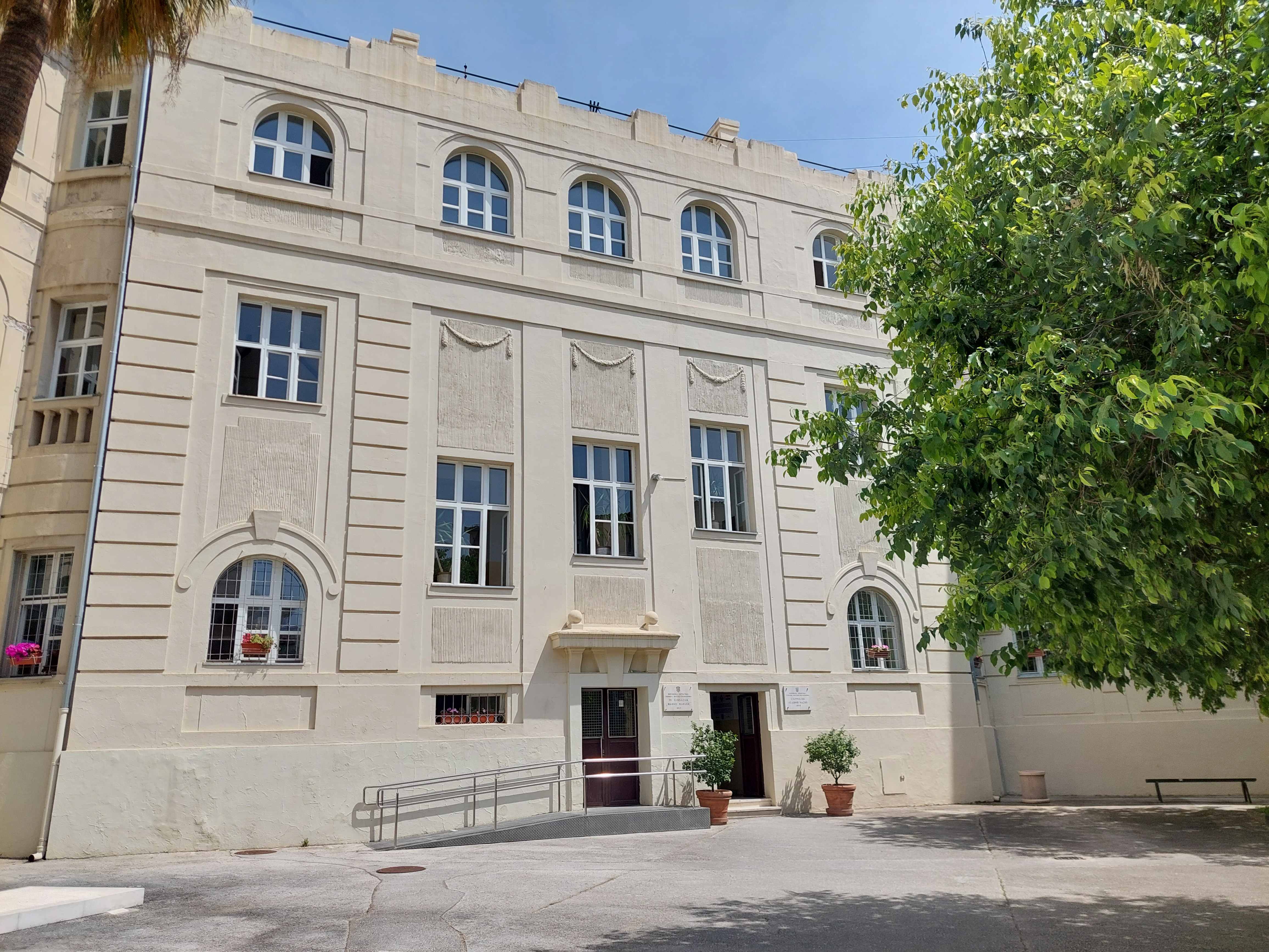 V. gimnazija Vladimira Nazora Split - zgrada škole pored koje je drvo