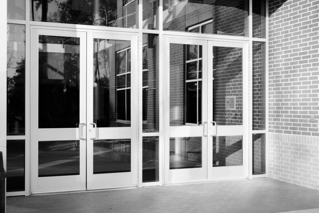 ulazna vrata od škole crno bijela fotografija