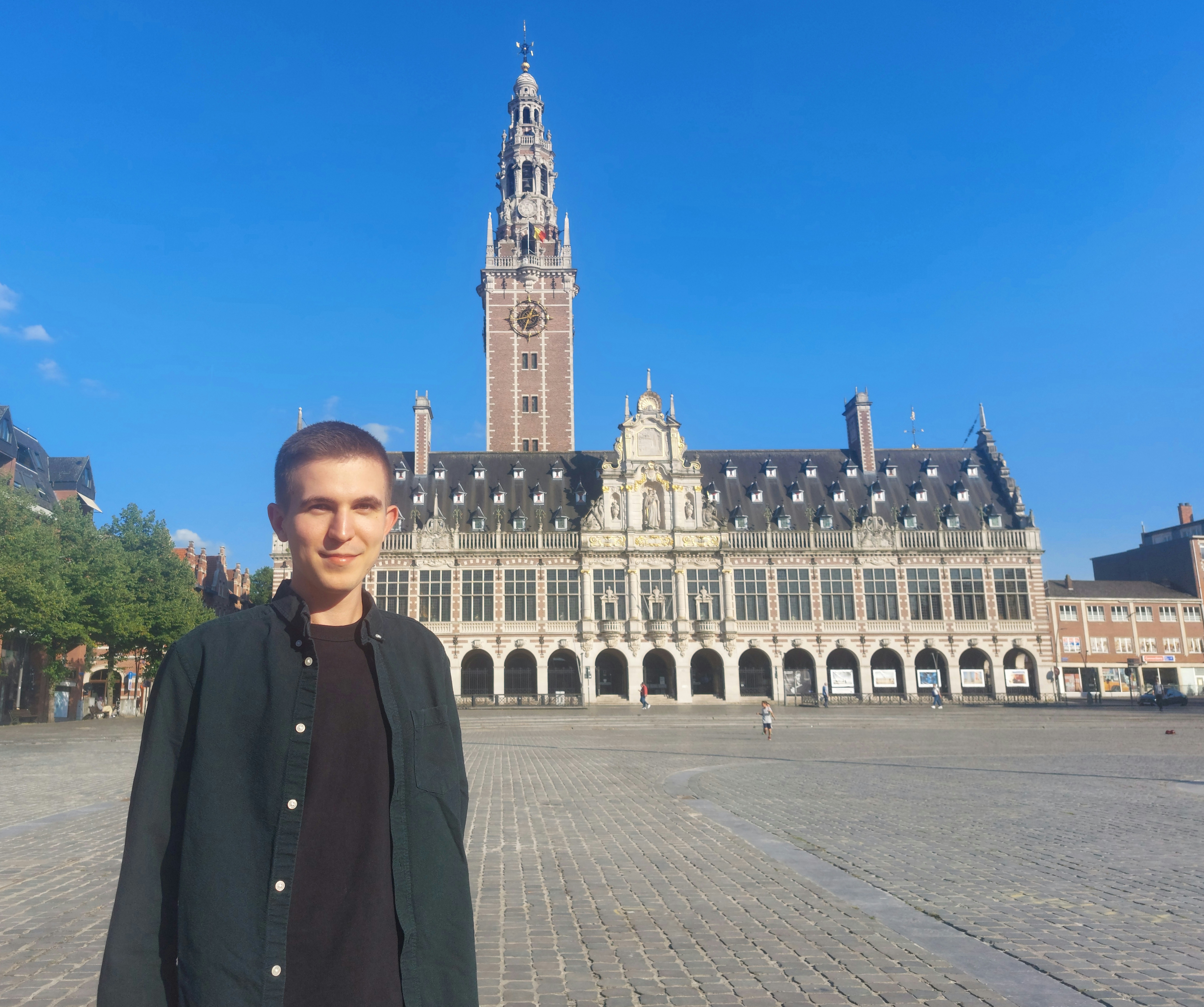 Janko Čivić ispred sveučilišne knjižnice u Leuvenu u Belgiji