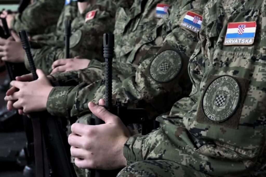 hrvatski vojnici u odorama s puškama u rukama