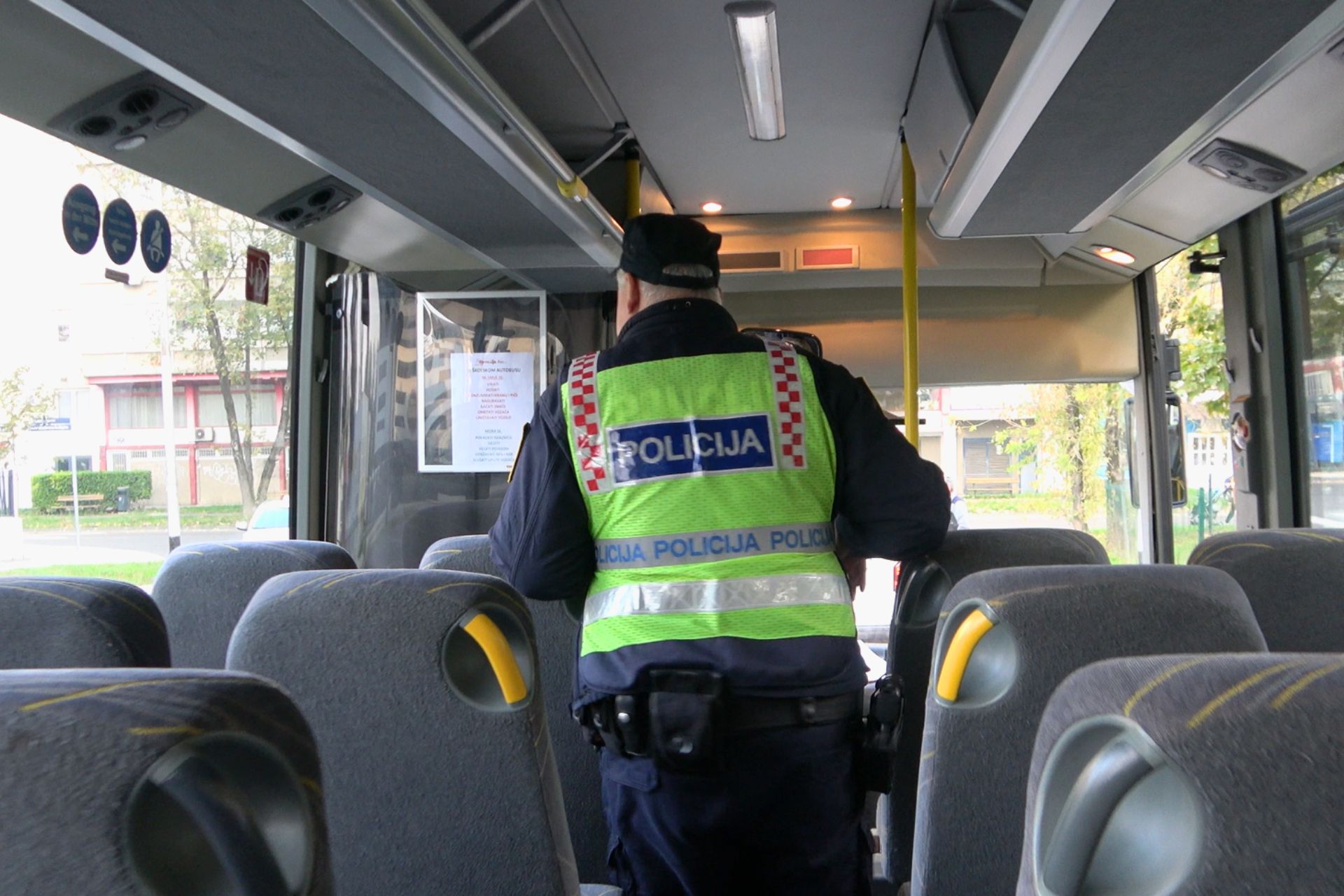 policajac u školskom autobusu