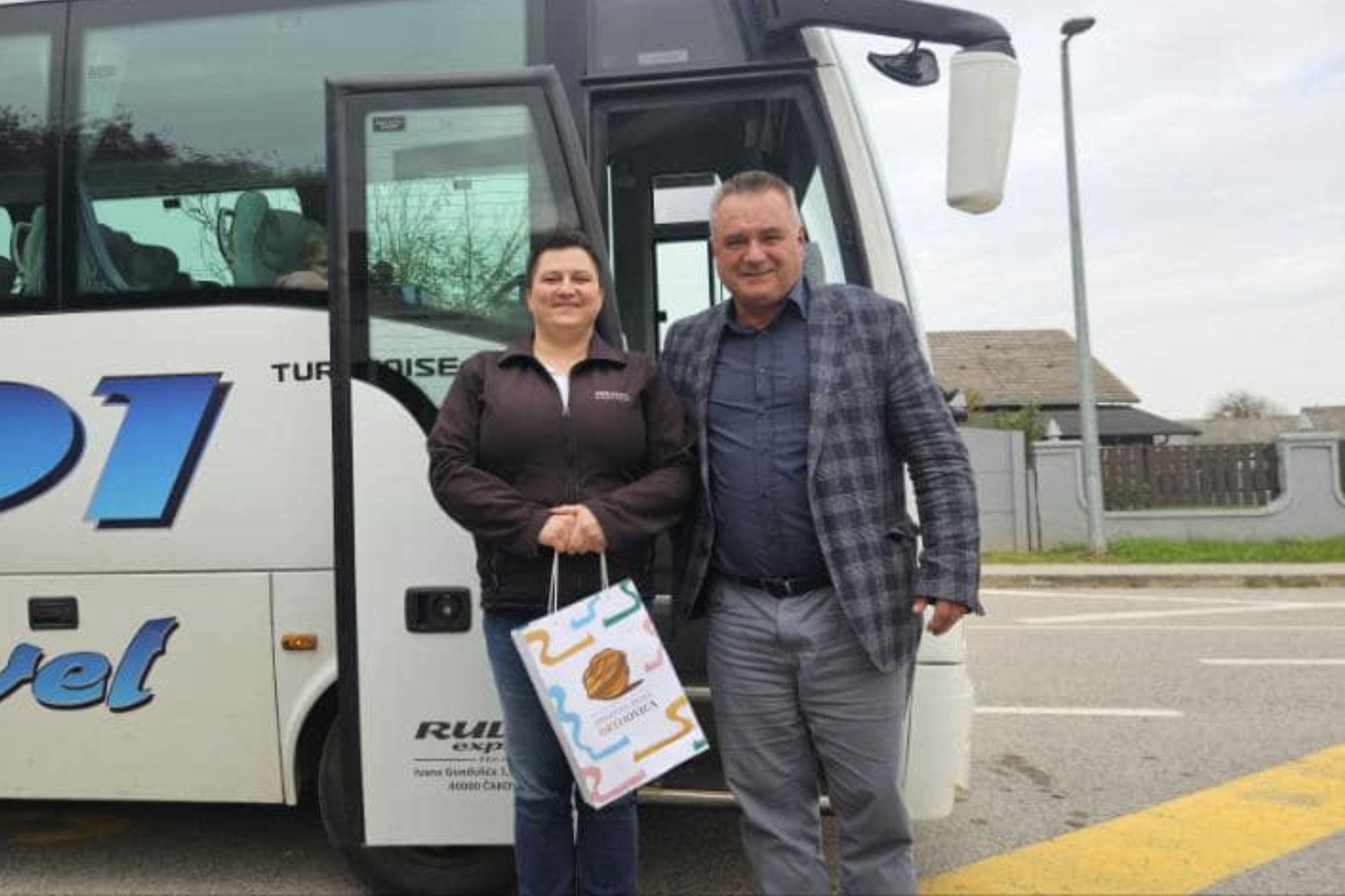 vozačica školskog autobusa ispred autobusa