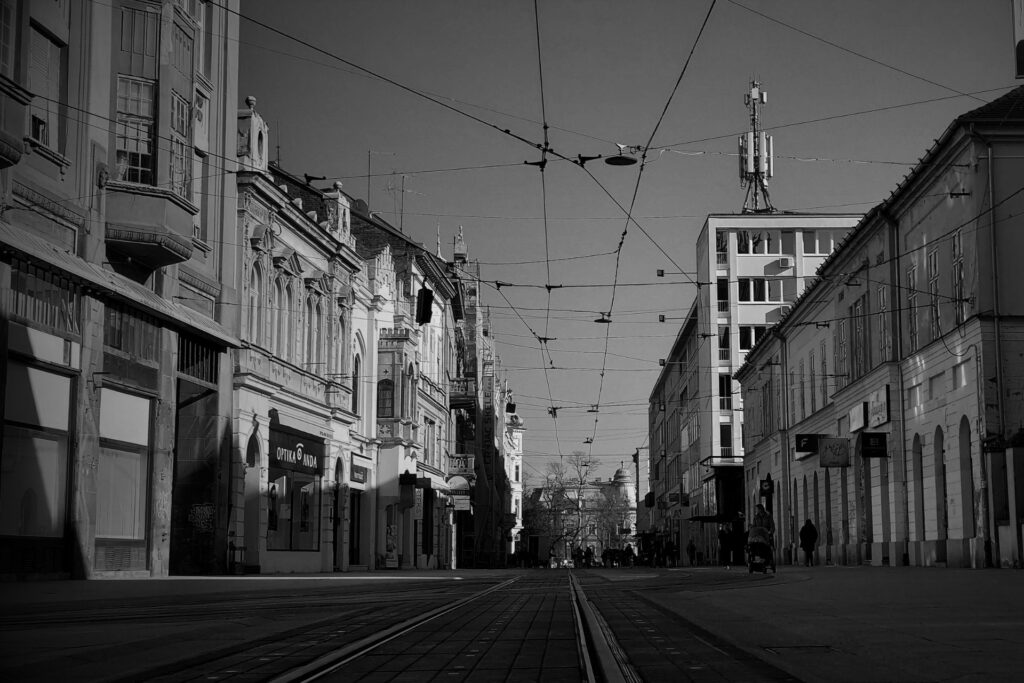 ulica u centru Osijeka crno-bijelo